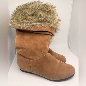 Bamboo Camel Boots Size 8 Fuzzy Top
Worn once